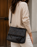 Bolso tipo clutch plegable en efecto piel envejecida