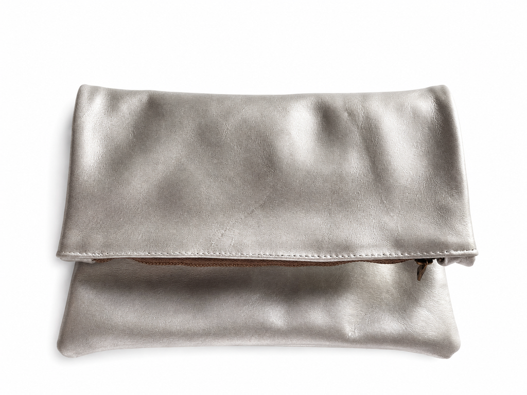 Bolso clutch efecto piel metalizada