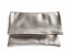 Bolso clutch efecto piel metalizada