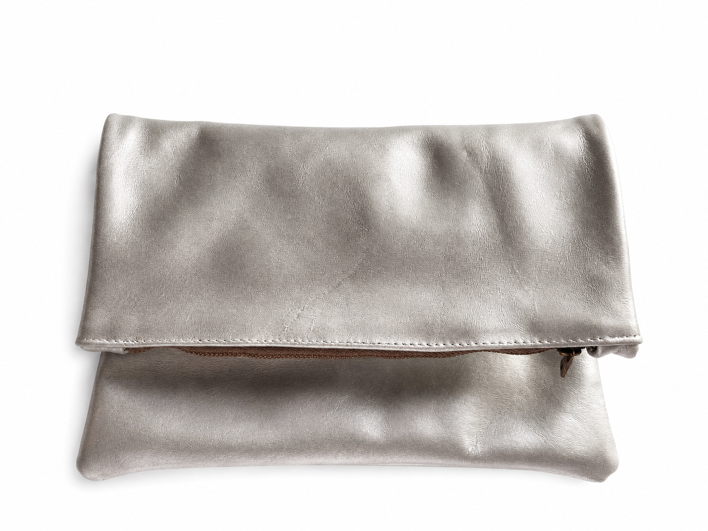 Bolso clutch efecto piel metalizada