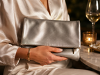 Bolso clutch efecto piel metalizada