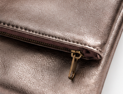 Bolso clutch efecto piel metalizada