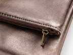 Bolso clutch efecto piel metalizada